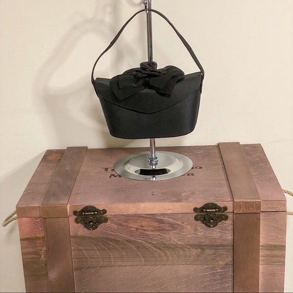 FINAL CHANCE! CLOSET CLOSING! - Picture 1 of 11